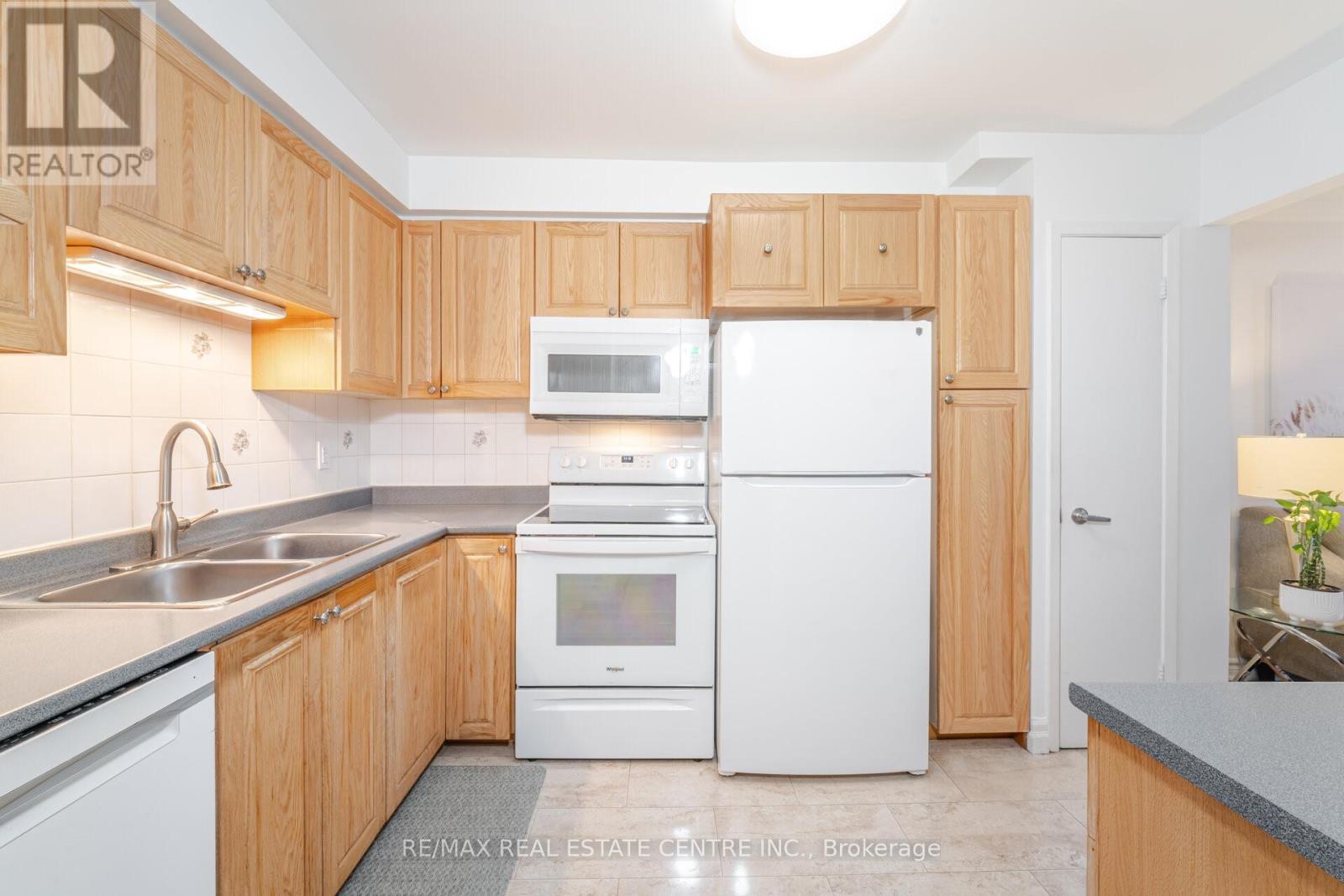 33 Dawson Crescent, Brampton, Ontario  L6V 3M5 - Photo 4 - W12096408
