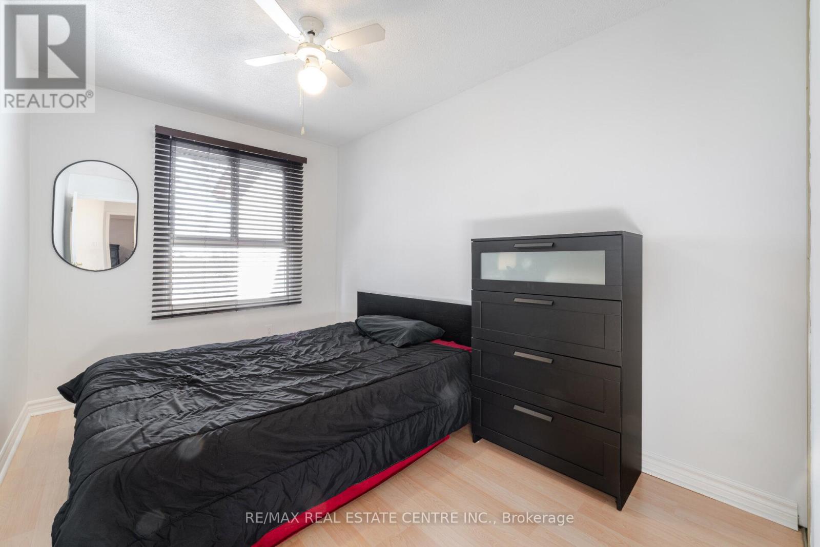 33 Dawson Crescent, Brampton, Ontario  L6V 3M5 - Photo 8 - W12096408
