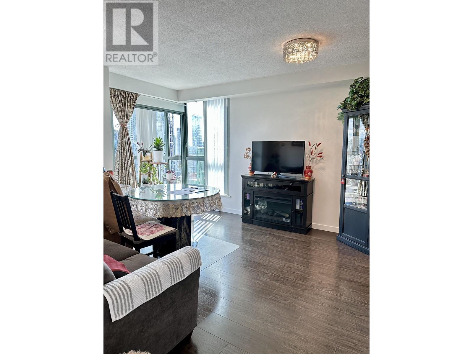 Listing Picture 5 of 22 : 2303 1188 HOWE STREET, Vancouver / 溫哥華 - 魯藝地產 Yvonne Lu Group - MLS Medallion Club Member