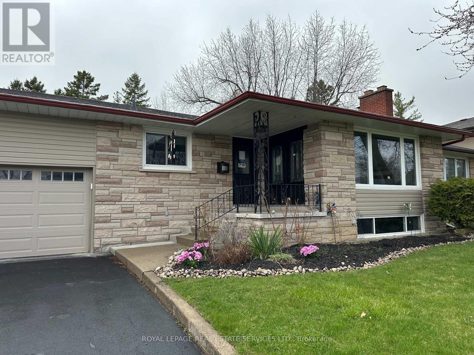 Property at 231 ELIZABETH STREET S image 3