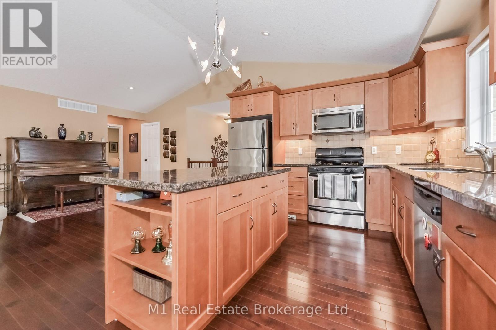 104 Keating Drive, Centre Wellington, Ontario  N0B 1S0 - Photo 9 - X12096711