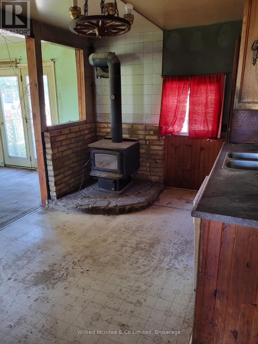 444 Chepstow Road, Brockton, Ontario  N0G 1K0 - Photo 10 - X12096751