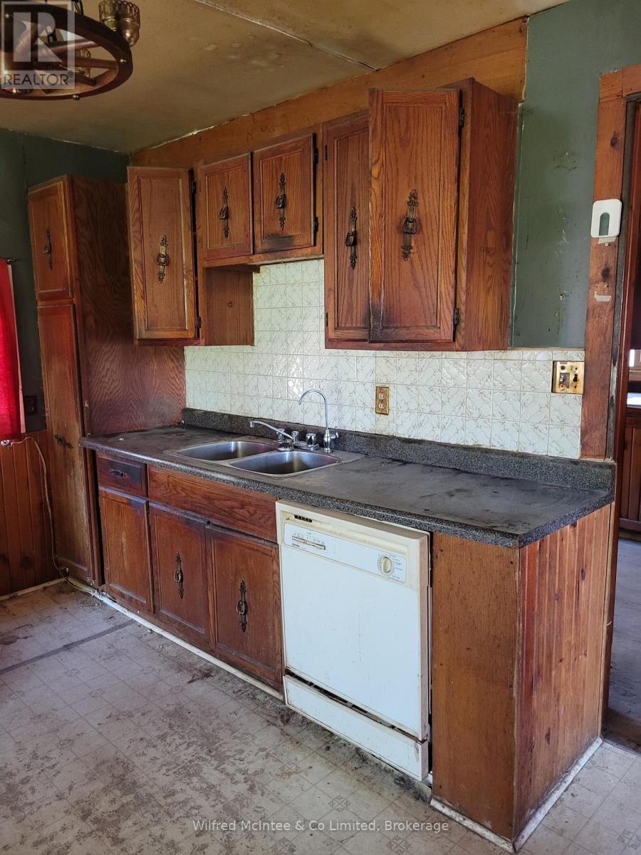 444 Chepstow Road, Brockton, Ontario  N0G 1K0 - Photo 11 - X12096751
