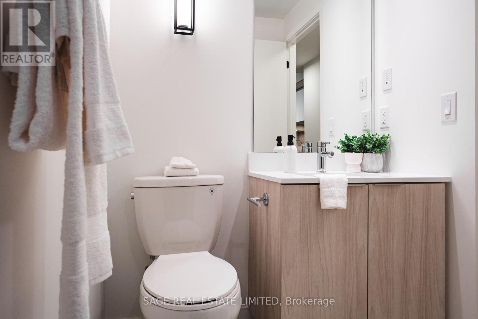 204 - 123 Portland Street, Toronto, Ontario  M5V 0V9 - Photo 10 - C12096543