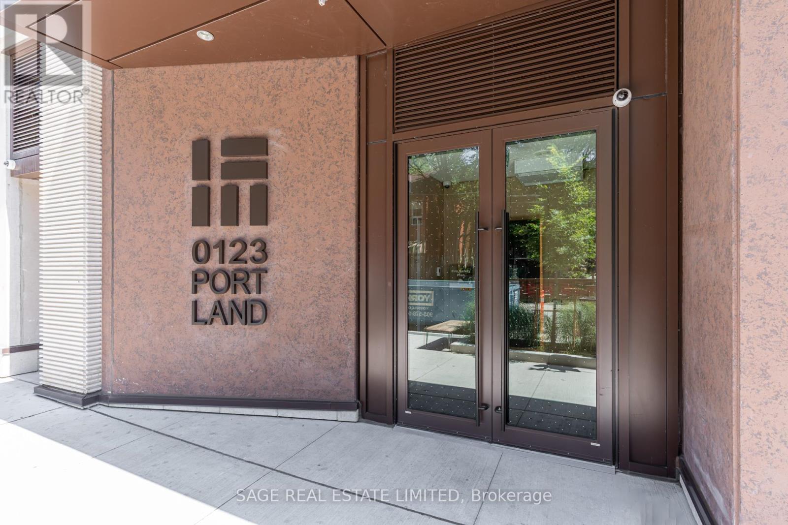 Property at 903 - 123 PORTLAND STREET image 2