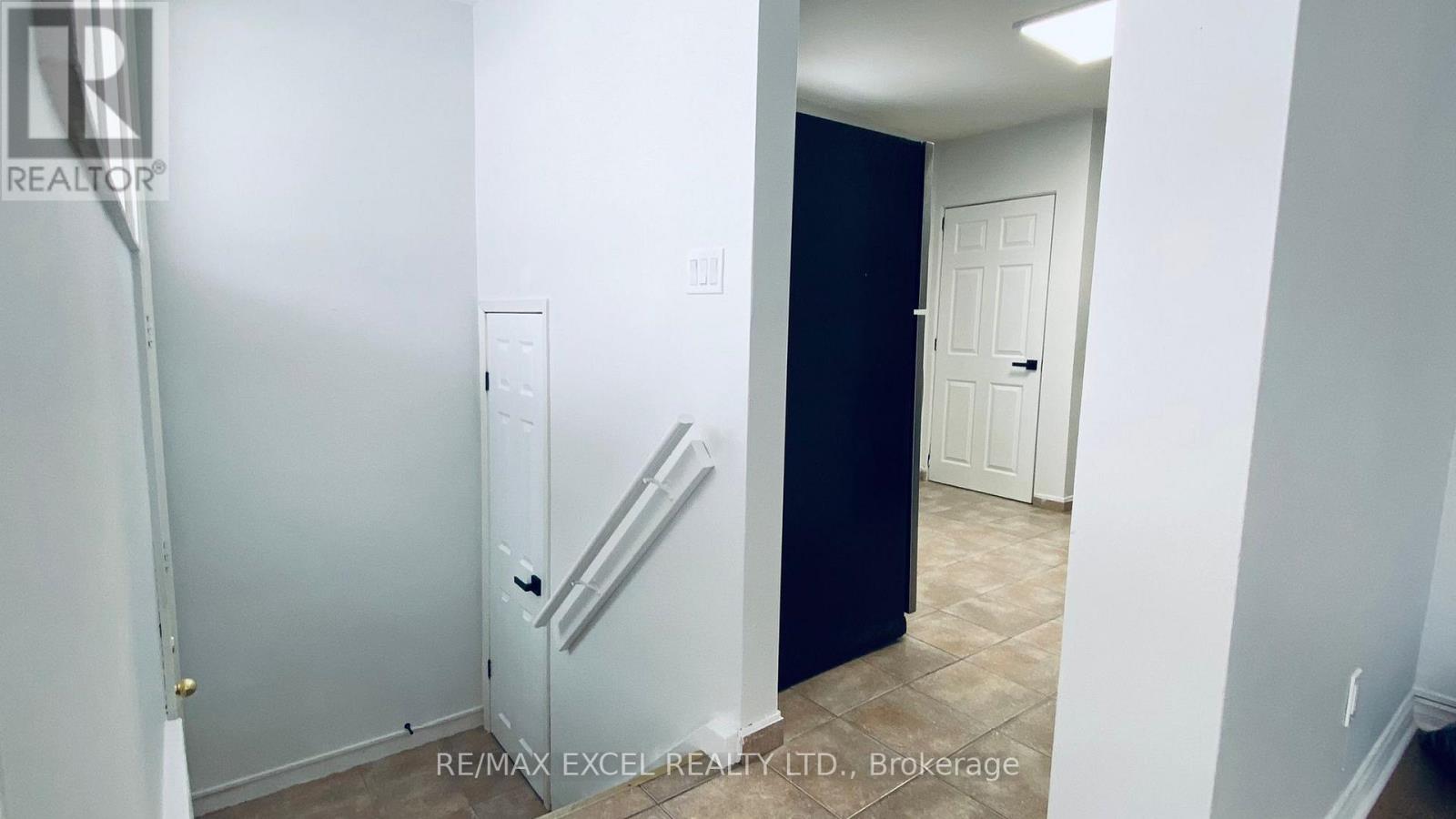 Main Floor - 88 Longford Drive, Newmarket, Ontario  L3Y 2Y4 - Photo 1 - N12096549
