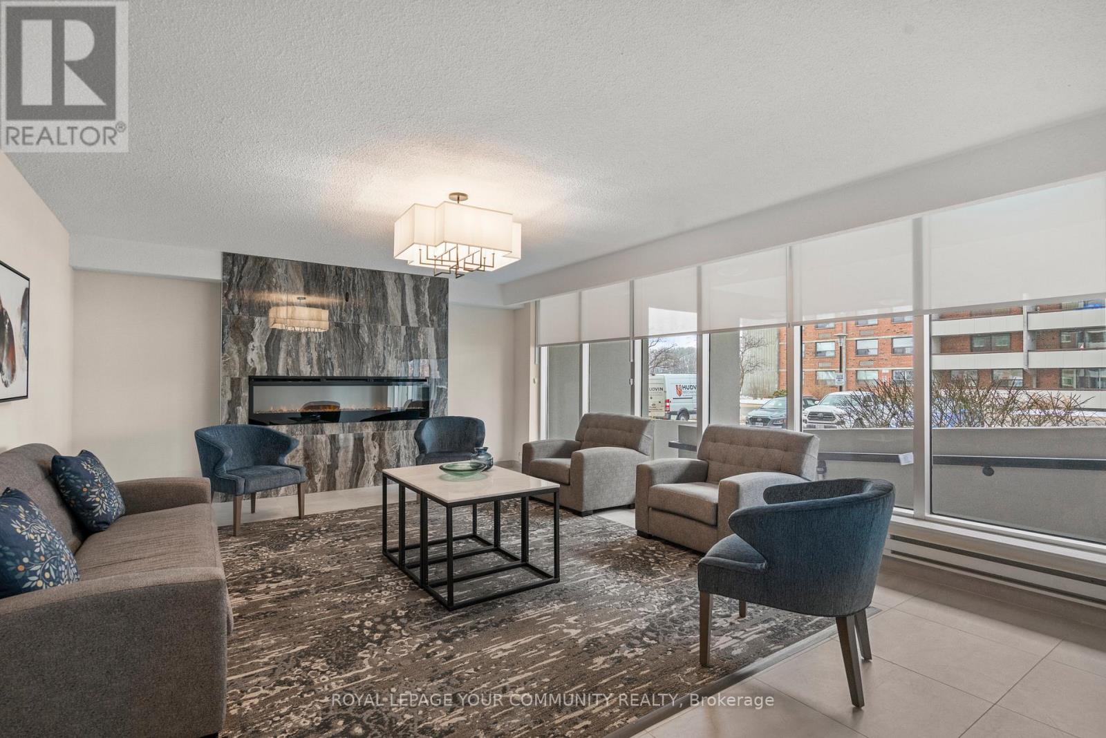 805 - 40 William Roe Boulevard, Newmarket, Ontario  L3Y 5N4 - Photo 4 - N12096661