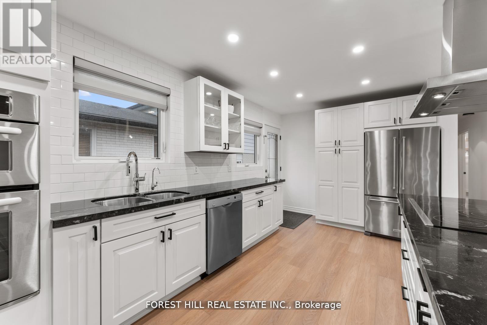 165 Kingsview Drive, Caledon (Bolton North), Ontario  L7E 3W8 - Photo 6 - W12096594