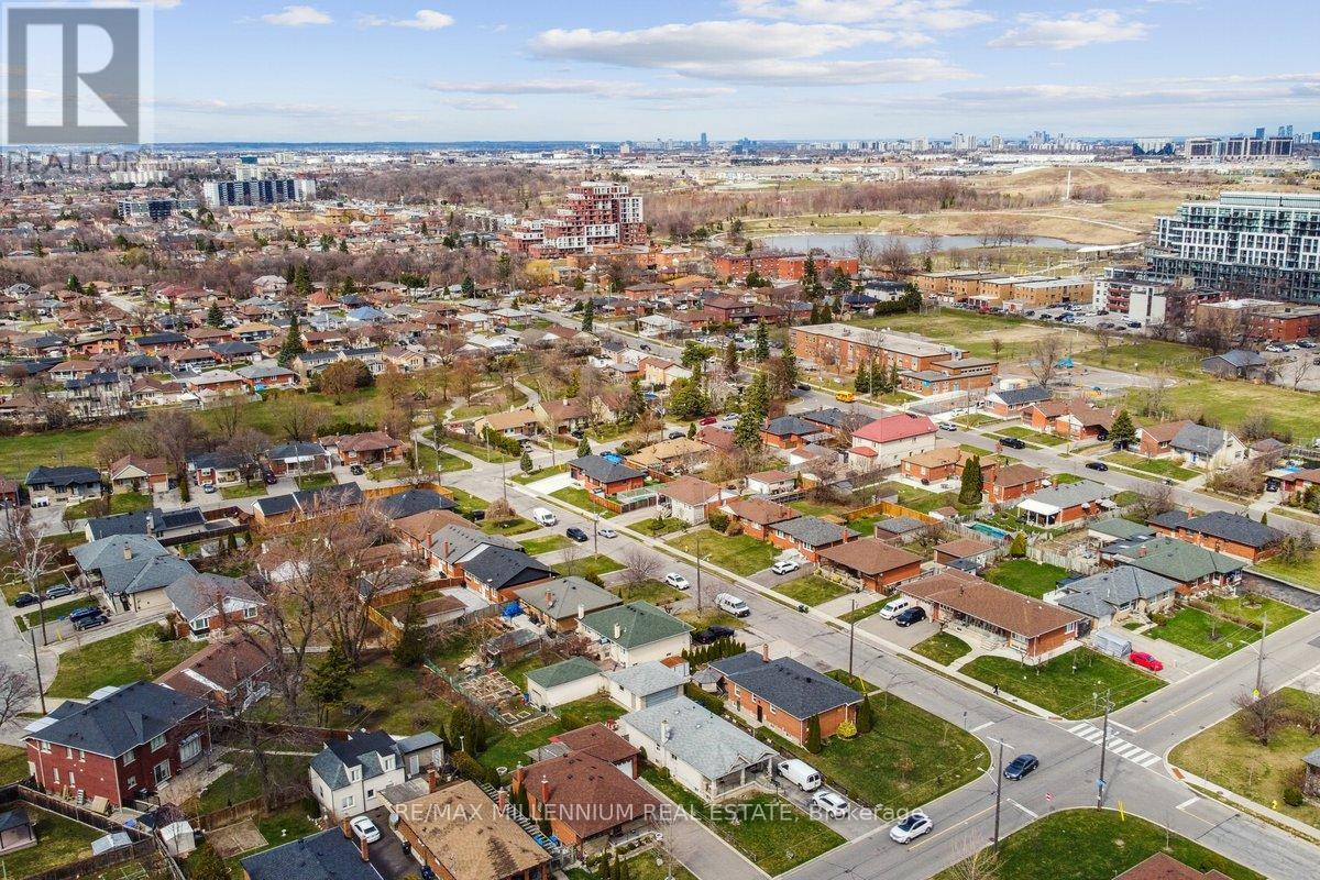 24 Renshaw Street, Toronto, Ontario  M3M 2C8 - Photo 27 - W12096665