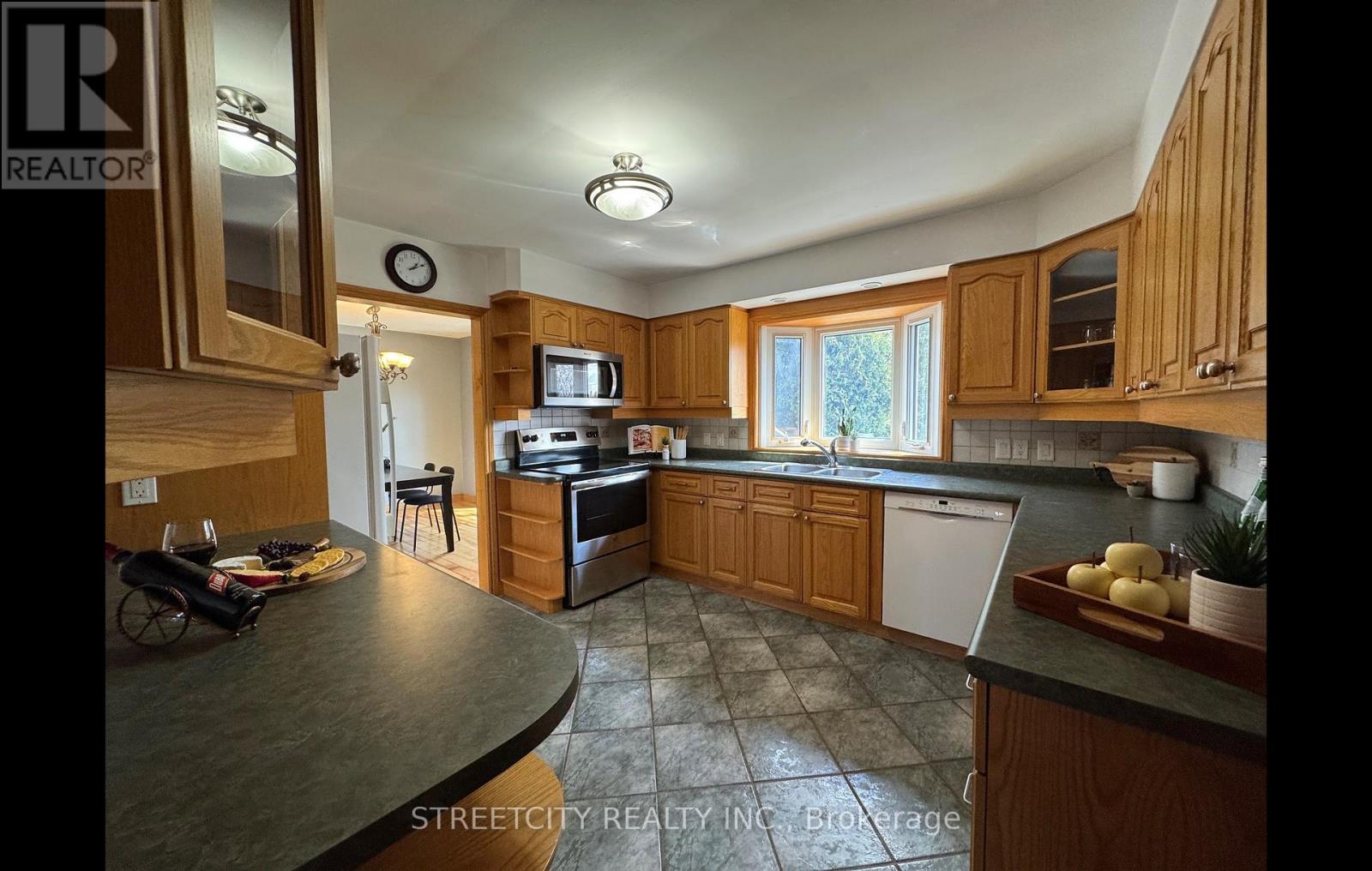 Photo 11 of 36 for 924 Valetta Street