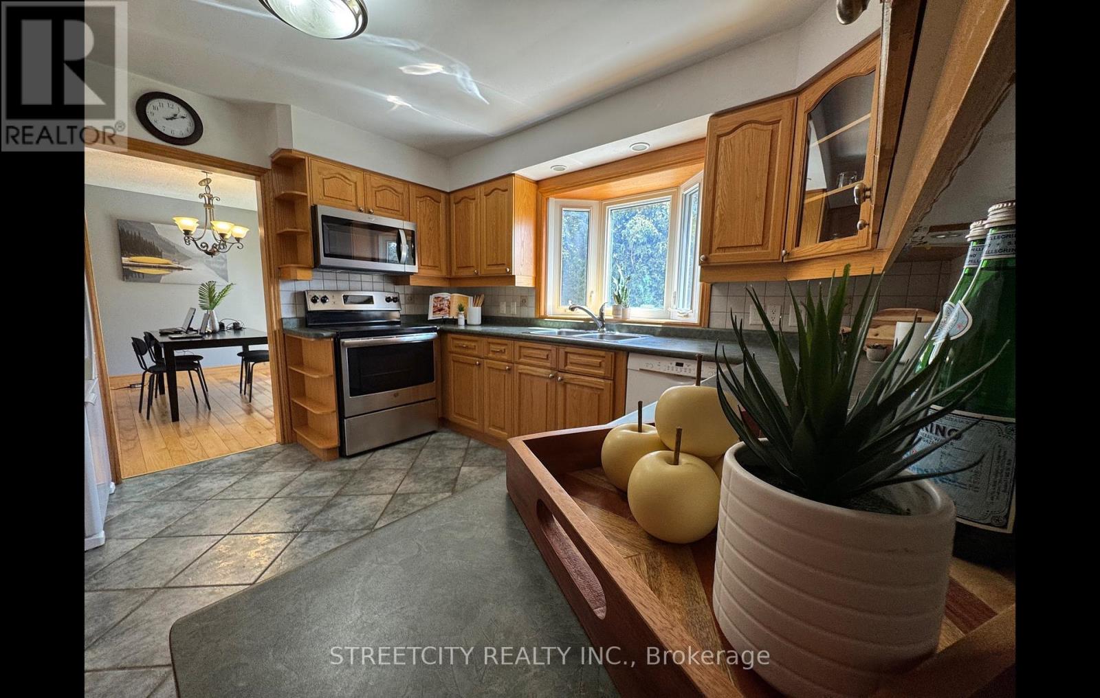 Photo 13 of 36 for 924 Valetta Street