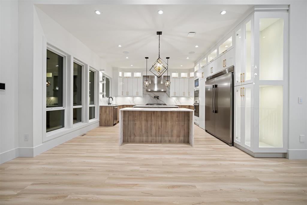 Property at 1 5988 LINDEMAN STREET image 2