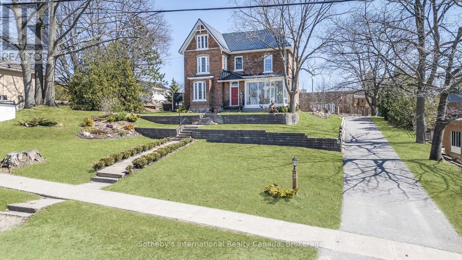 26 Robert Street E, Penetanguishene, Ontario  L9M 1K7 - Photo 2 - S12085685