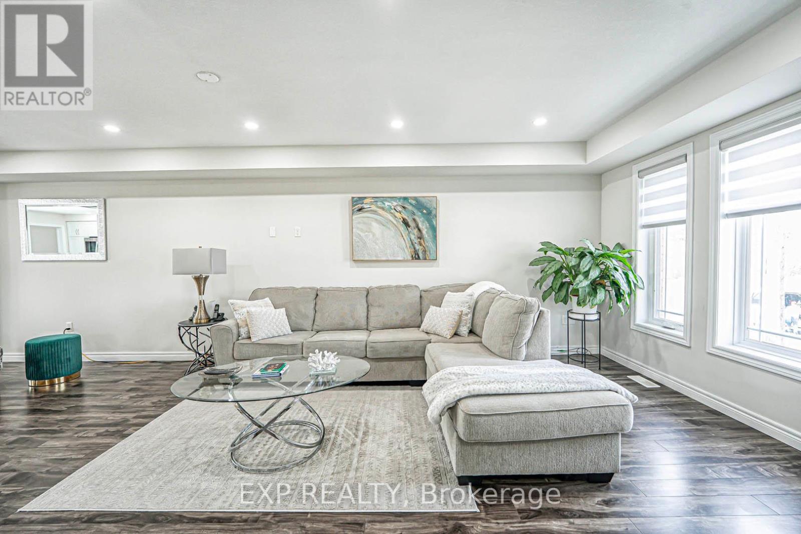 Property at 718 VICTORIA ROAD N image 4