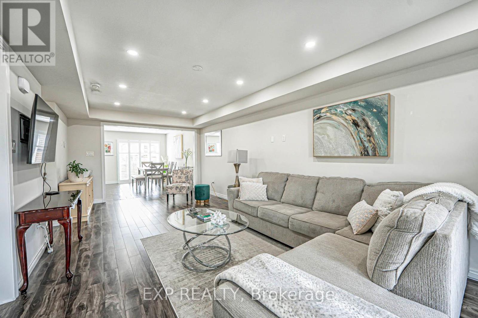 Property at 718 VICTORIA ROAD N image 5