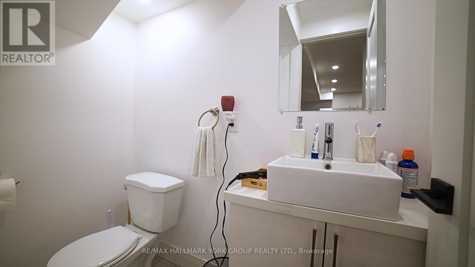 302 Buckingham Drive N, Newmarket (Bristol-London), Ontario  L3Y 6K5 - Photo 11 - N12091951