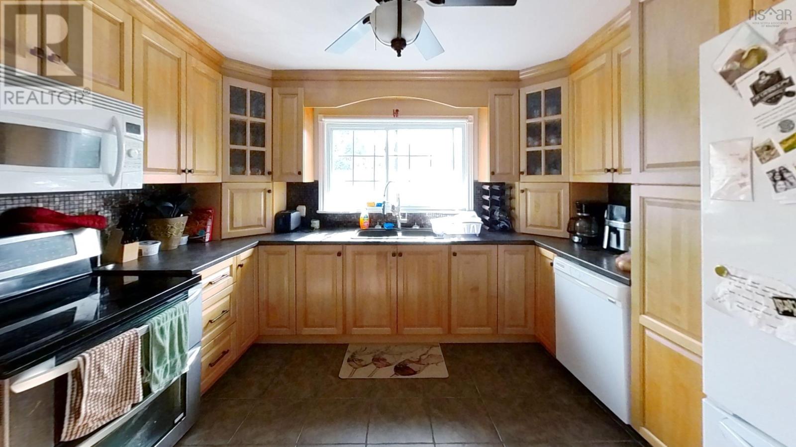 Property at 12 Pinegrove Drive image 4