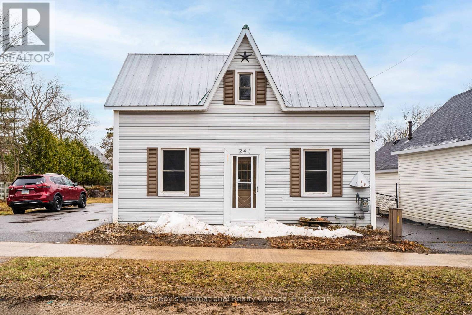241 Phillip Street E, Gravenhurst, Ontario  P1P 1J3 - Photo 2 - X12092200
