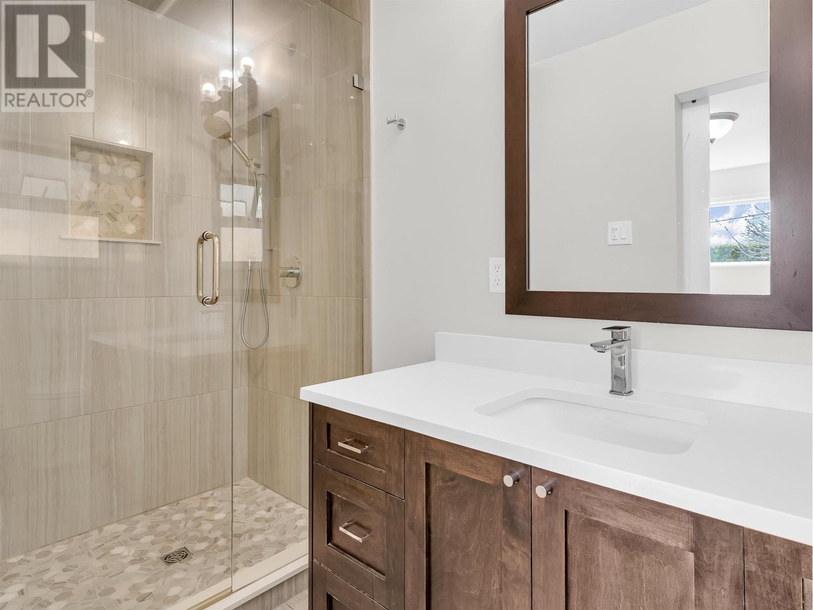 1601 Holdom Avenue, Burnaby, British Columbia  V5B 3V7 - Photo 12 - R2992642