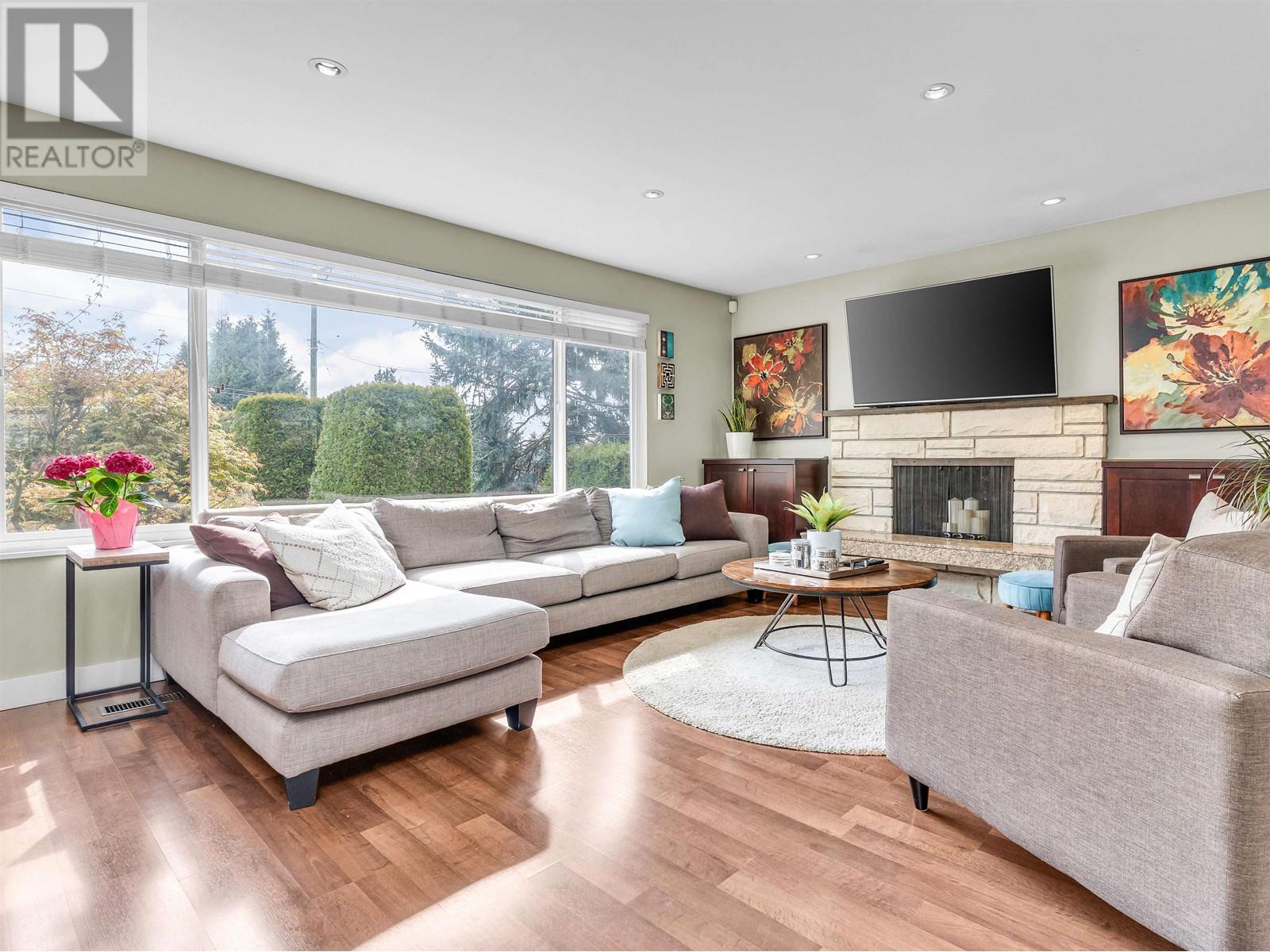 1601 Holdom Avenue, Burnaby, British Columbia  V5B 3V7 - Photo 3 - R2992642
