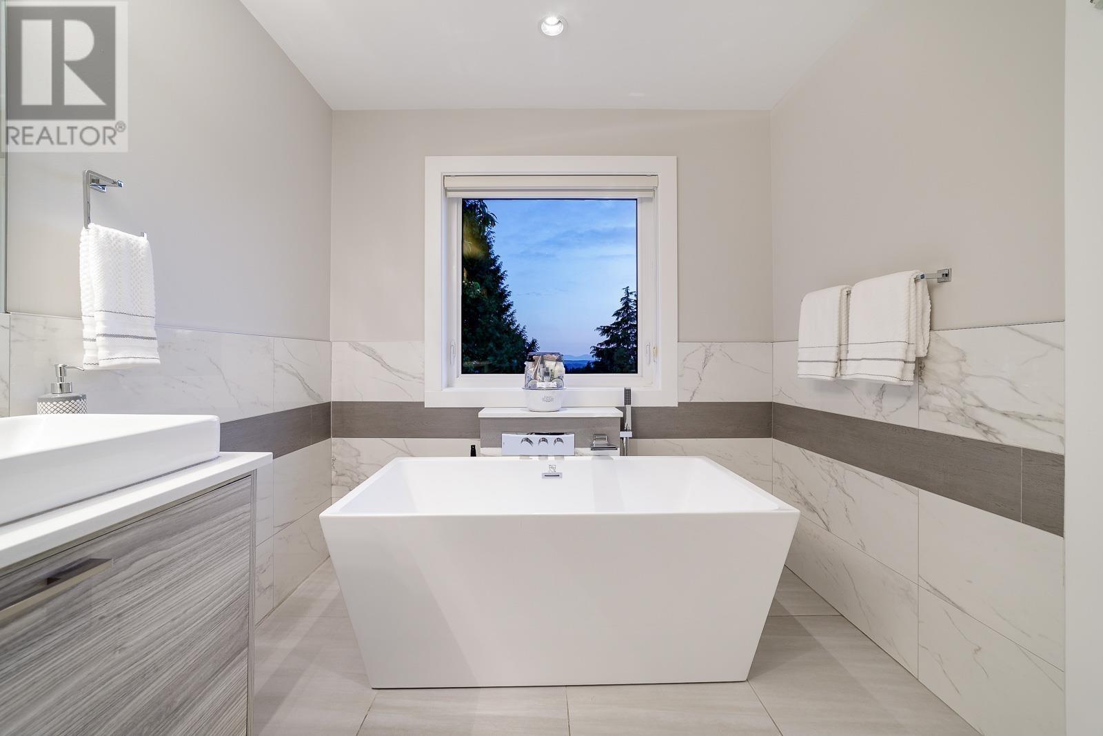 517 Granada Crescent, North Vancouver, British Columbia  V7N 3A7 - Photo 18 - R2992710