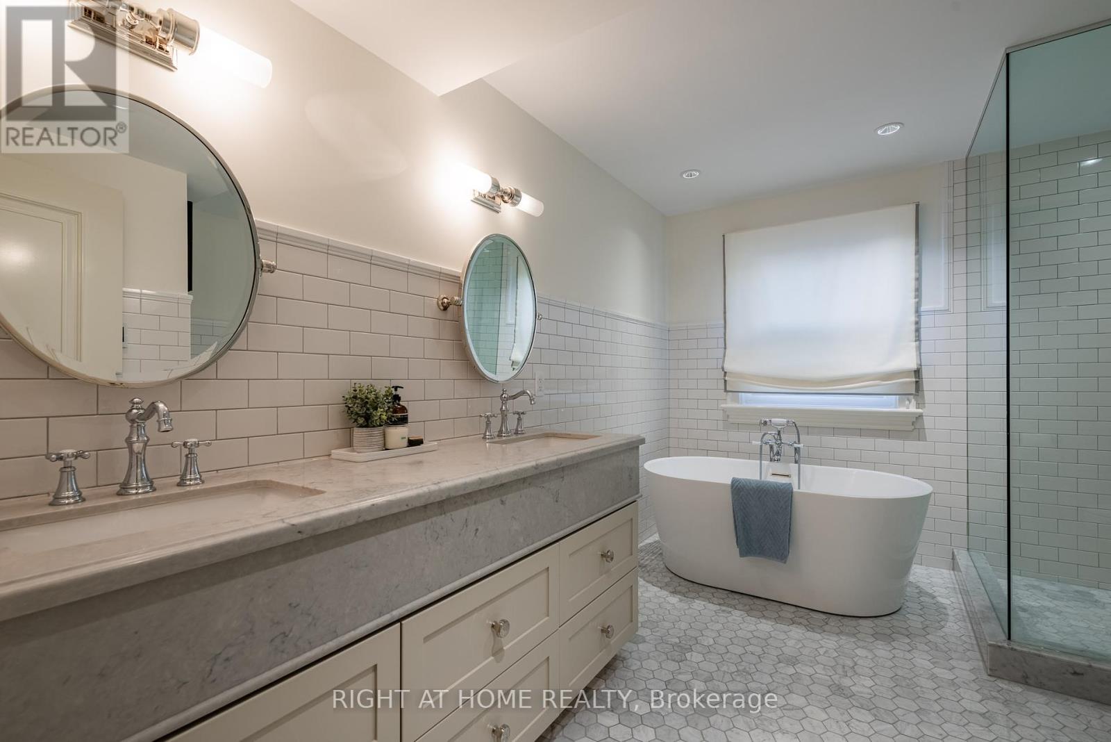 40 Oatlands Crescent, Richmond Hill, Ontario  L4C 9P1 - Photo 23 - N12096988