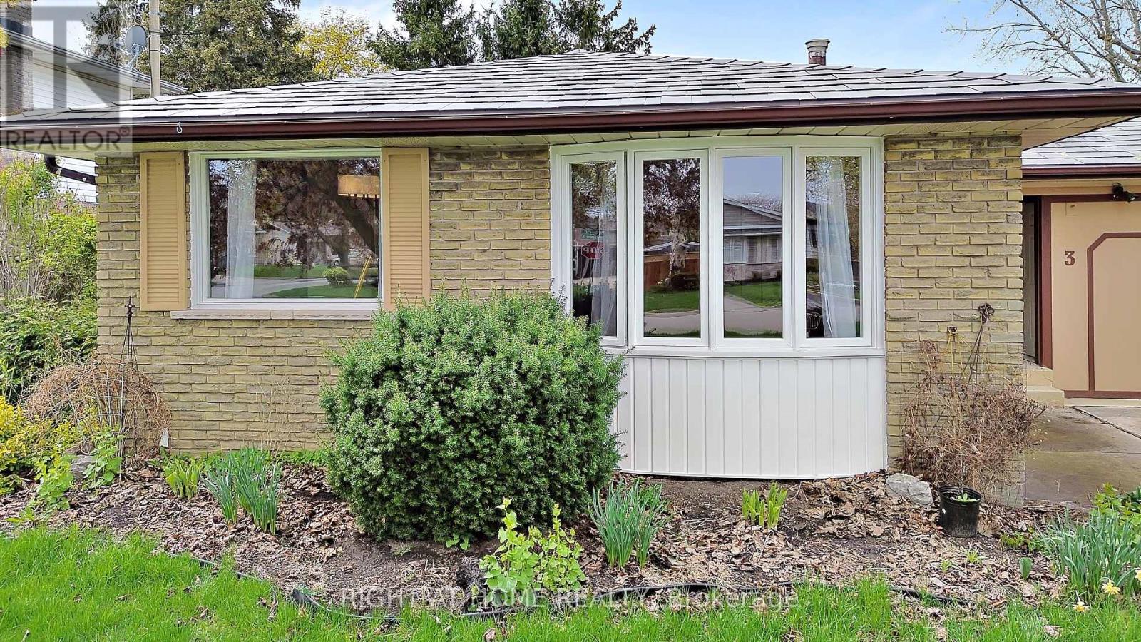 3 Governor Simcoe Drive, St. Catharines, Ontario  L2N 3J1 - Photo 1 - X12097018