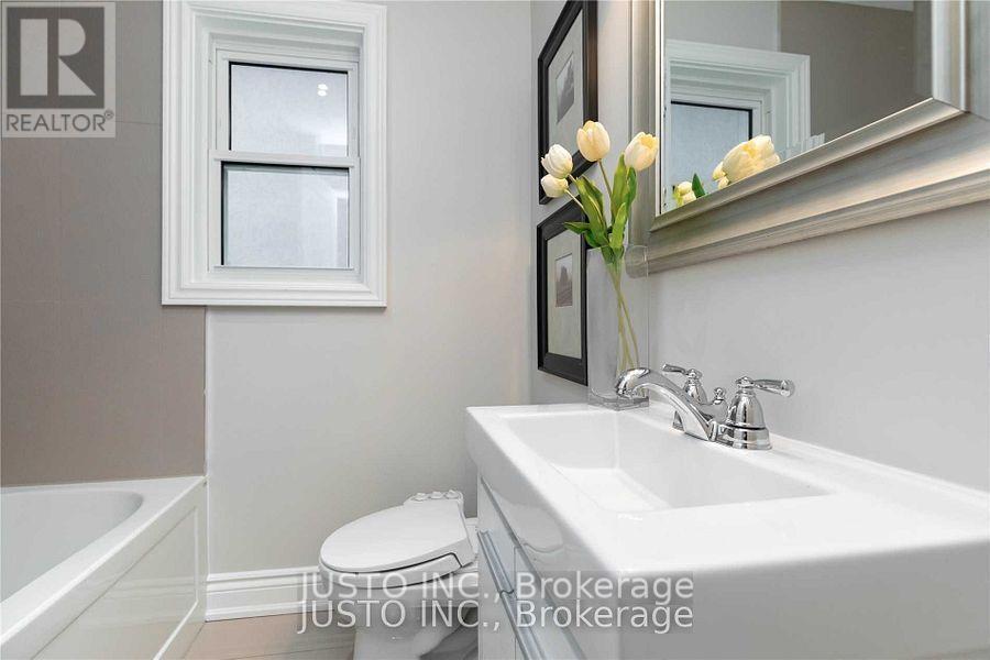 182 South Kingsway, Toronto, Ontario  M6S 3T7 - Photo 14 - W12097116