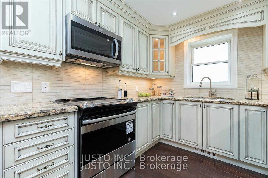 182 South Kingsway, Toronto, Ontario  M6S 3T7 - Photo 6 - W12097116
