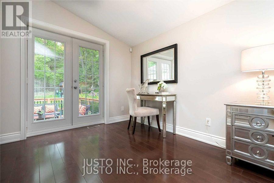 182 South Kingsway, Toronto, Ontario  M6S 3T7 - Photo 9 - W12097116