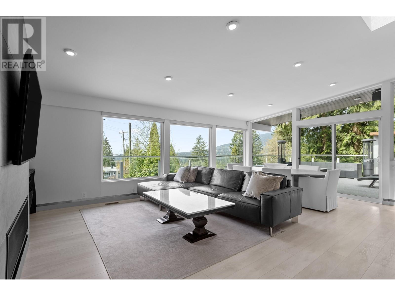 568 Palisade Drive, North Vancouver, British Columbia  V7R 2J1 - Photo 8 - R2992480