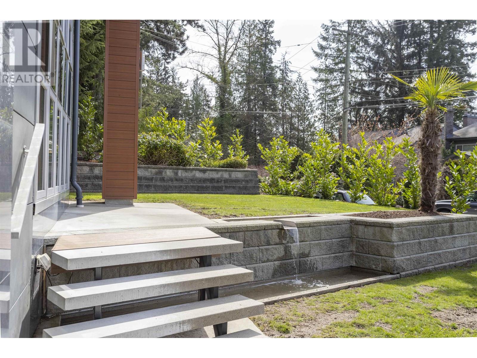 568 Palisade Drive, North Vancouver, British Columbia  V7R 2J1 - Photo 5 - R2992480