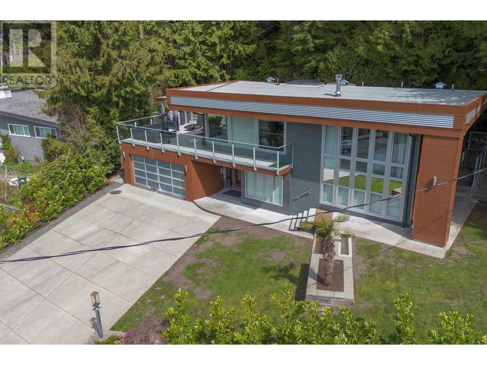 568 Palisade Drive, North Vancouver, British Columbia  V7R 2J1 - Photo 3 - R2992480