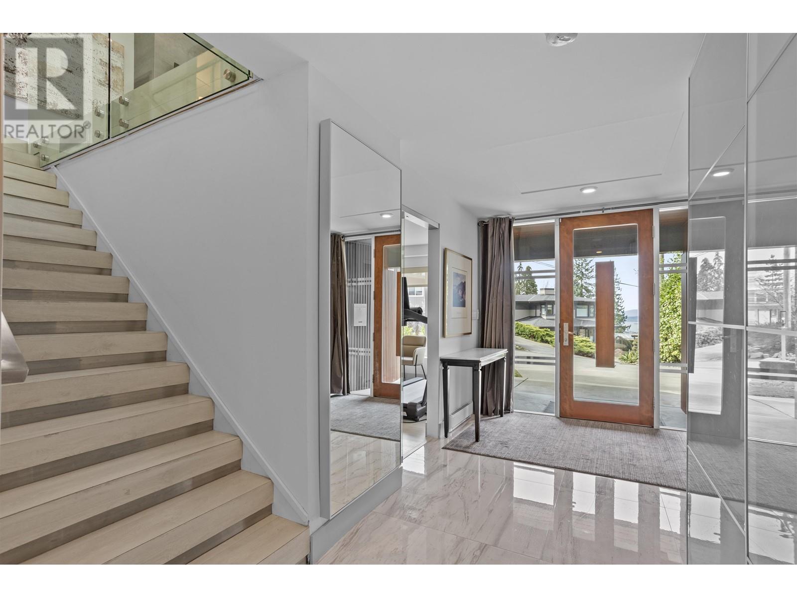 568 Palisade Drive, North Vancouver, British Columbia  V7R 2J1 - Photo 6 - R2992480