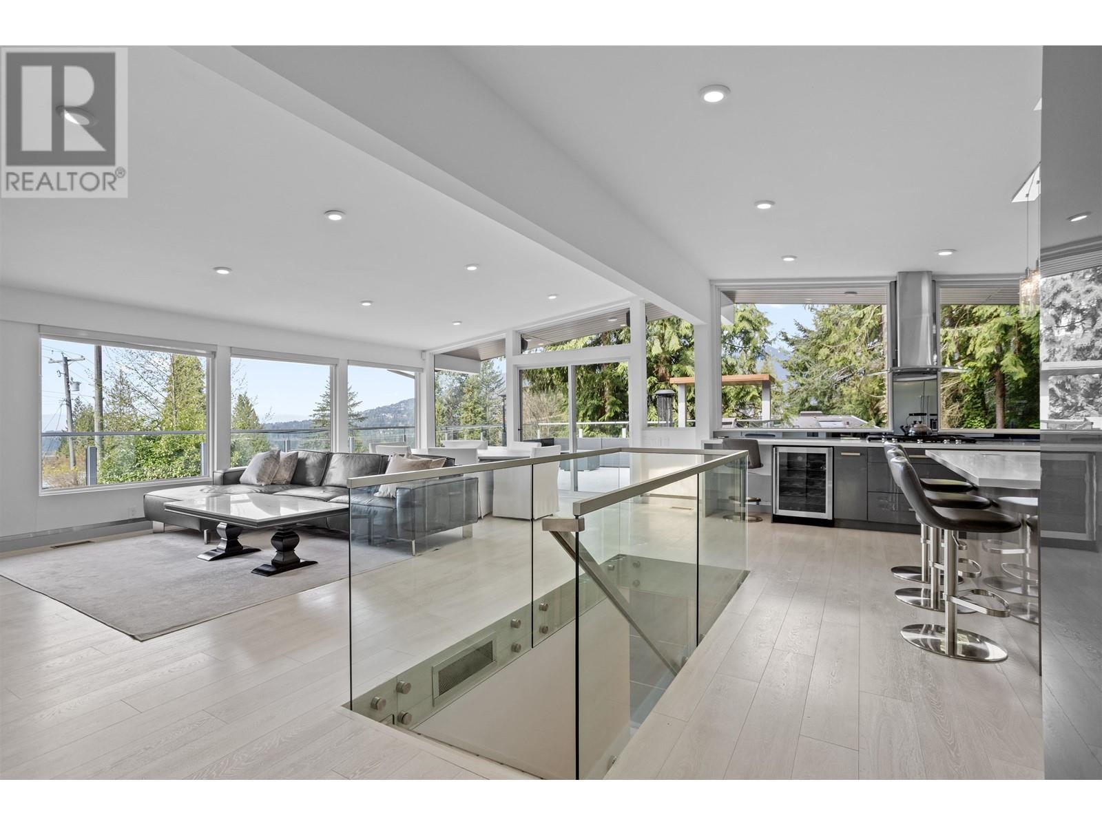 568 Palisade Drive, North Vancouver, British Columbia  V7R 2J1 - Photo 7 - R2992480