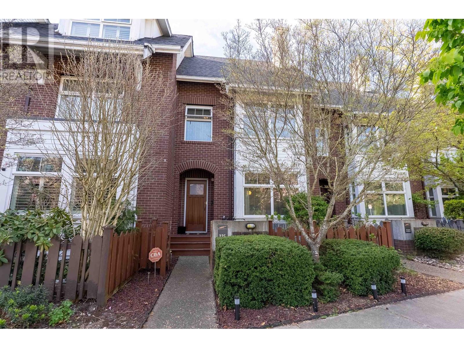 225 Salter Street, New Westminster, British Columbia  V3M 0E8 - Photo 1 - R2992745