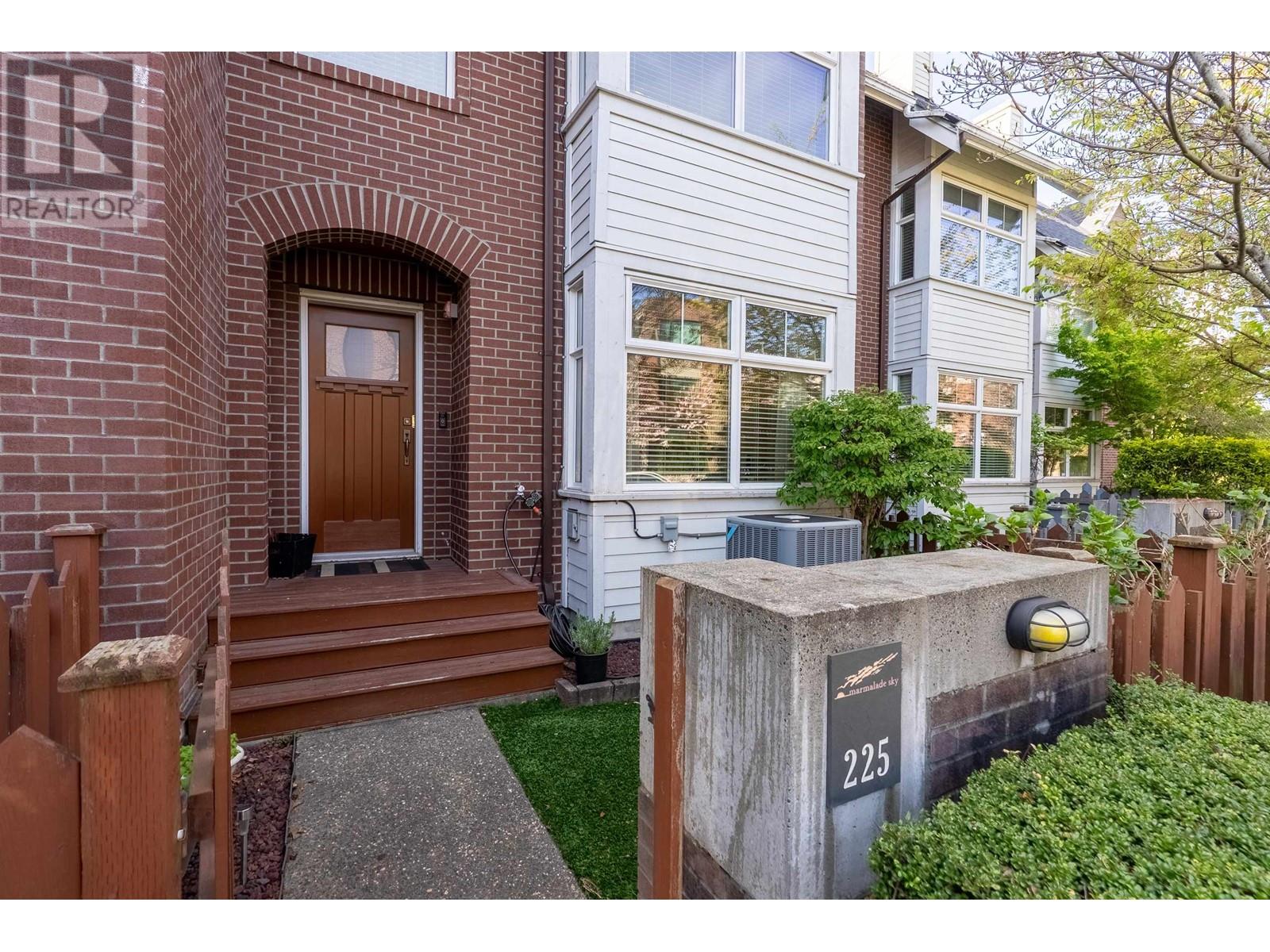 225 Salter Street, New Westminster, British Columbia  V3M 0E8 - Photo 2 - R2992745