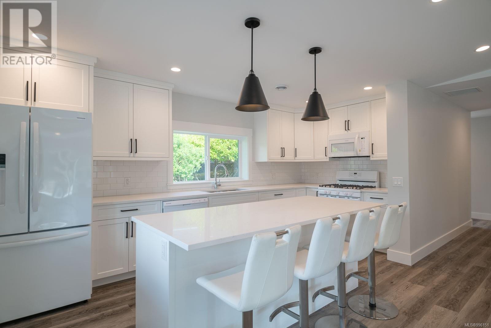 Property at 5843 Strathcona St image 2