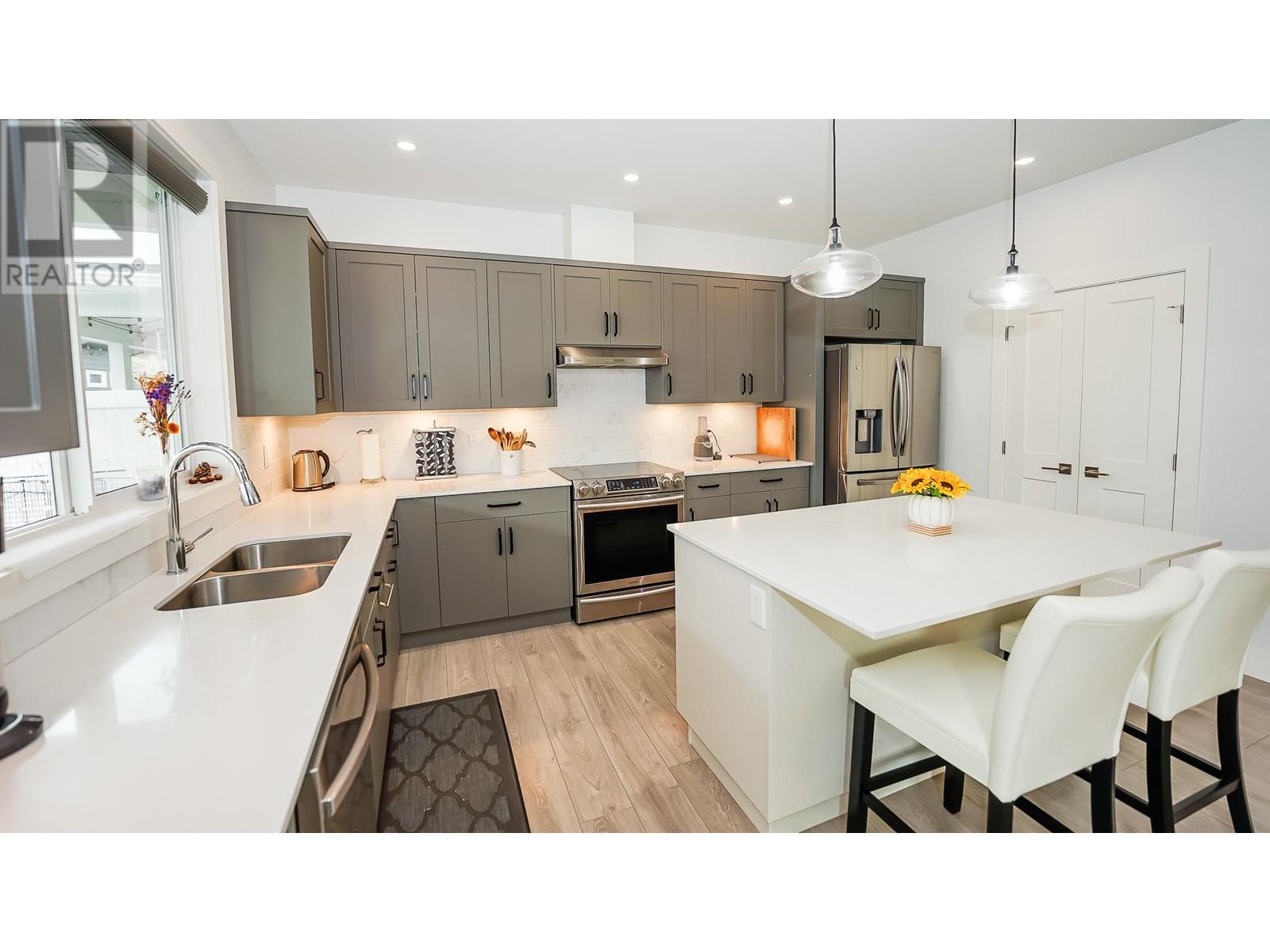 Property at 465 Edinburgh Boulevard image 5