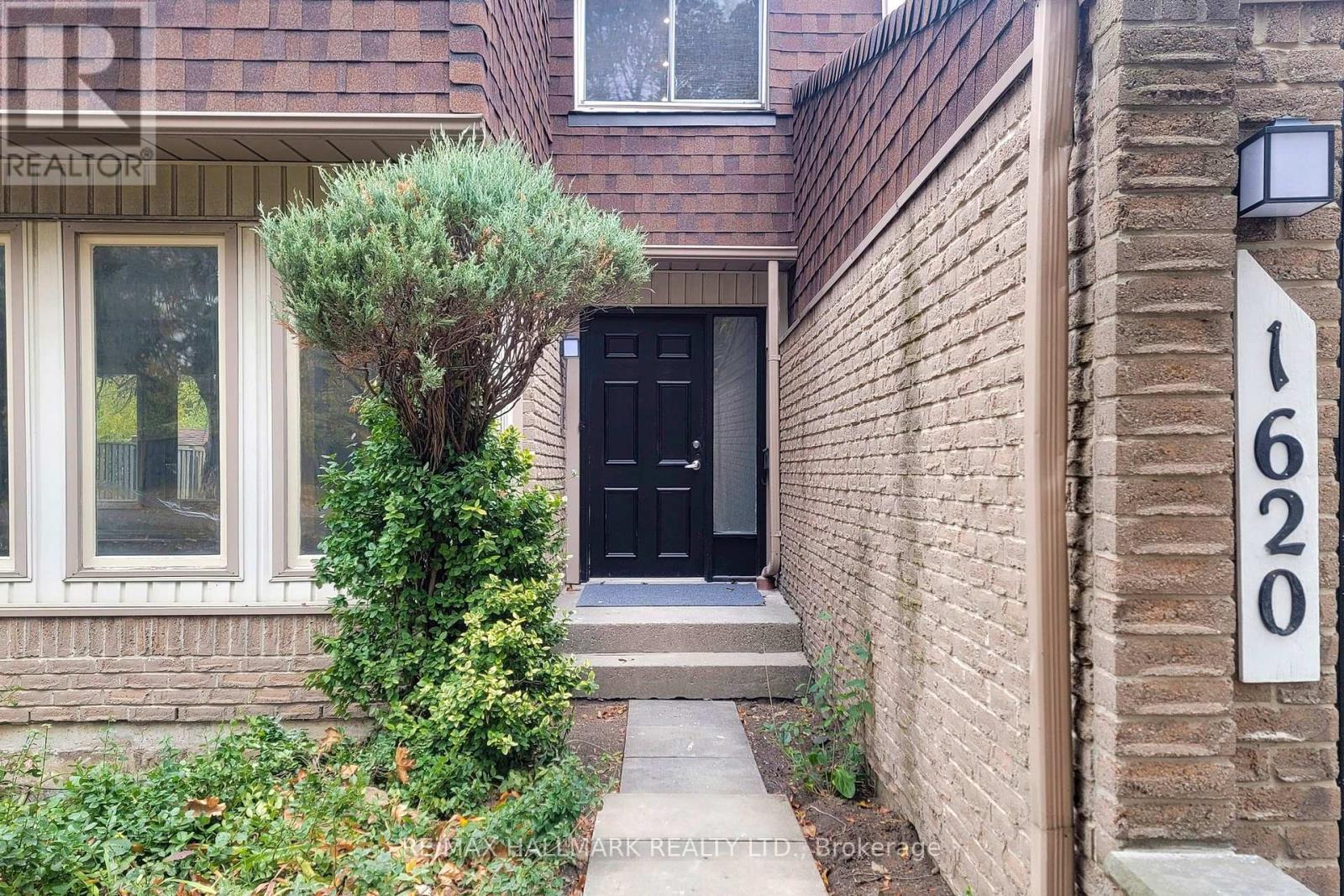 1620 Howat Crescent, Mississauga, Ontario  L5J 4G5 - Photo 2 - W12097276