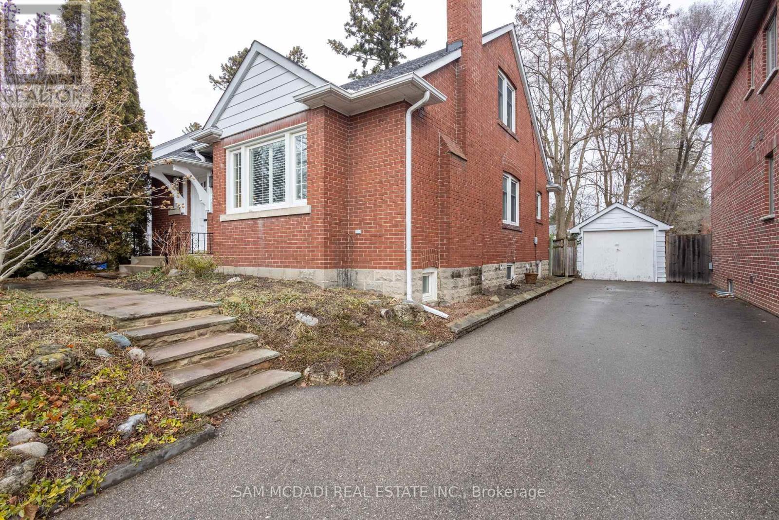 11 Brant Avenue, Mississauga, Ontario  L5G 3N9 - Photo 2 - W12097280