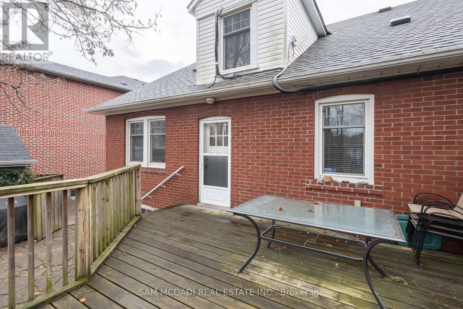 11 Brant Avenue, Mississauga, Ontario  L5G 3N9 - Photo 5 - W12097280