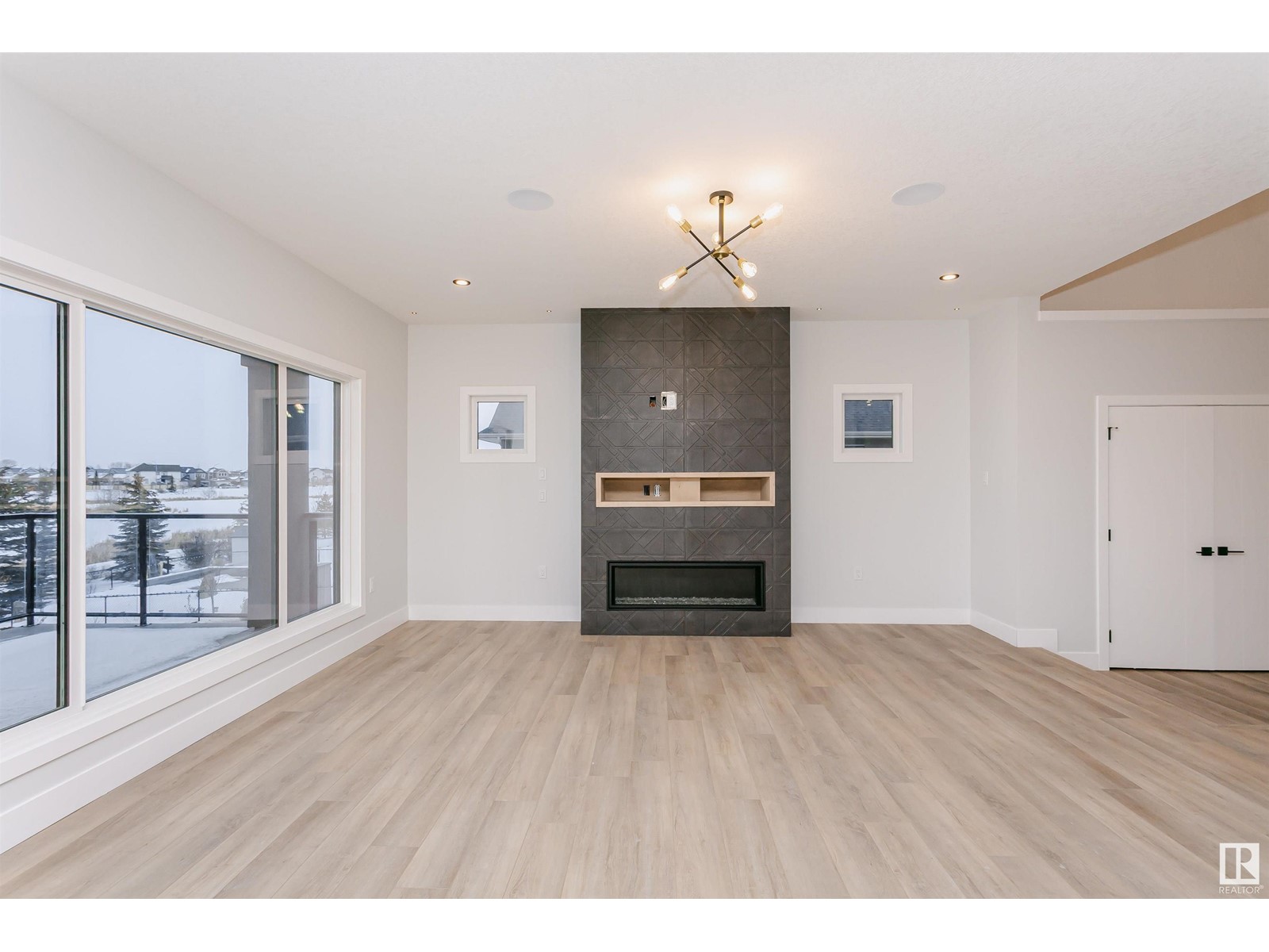 Property at 162 EDGEWATER CI image 1