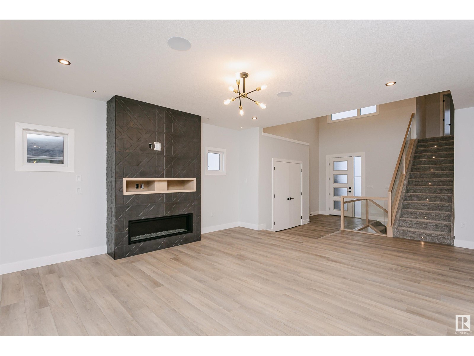 Property at 162 EDGEWATER CI image 2