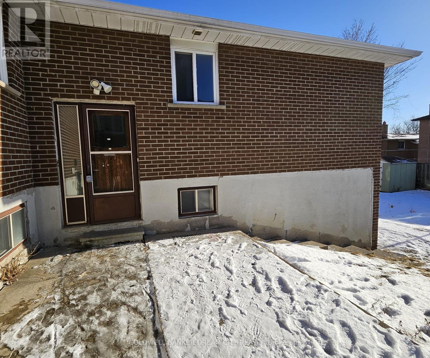 2 Bed - 7388 Finery Crescent E, Mississauga (Malton), Ontario  L4T 3Z6 - Photo 2 - W12097300