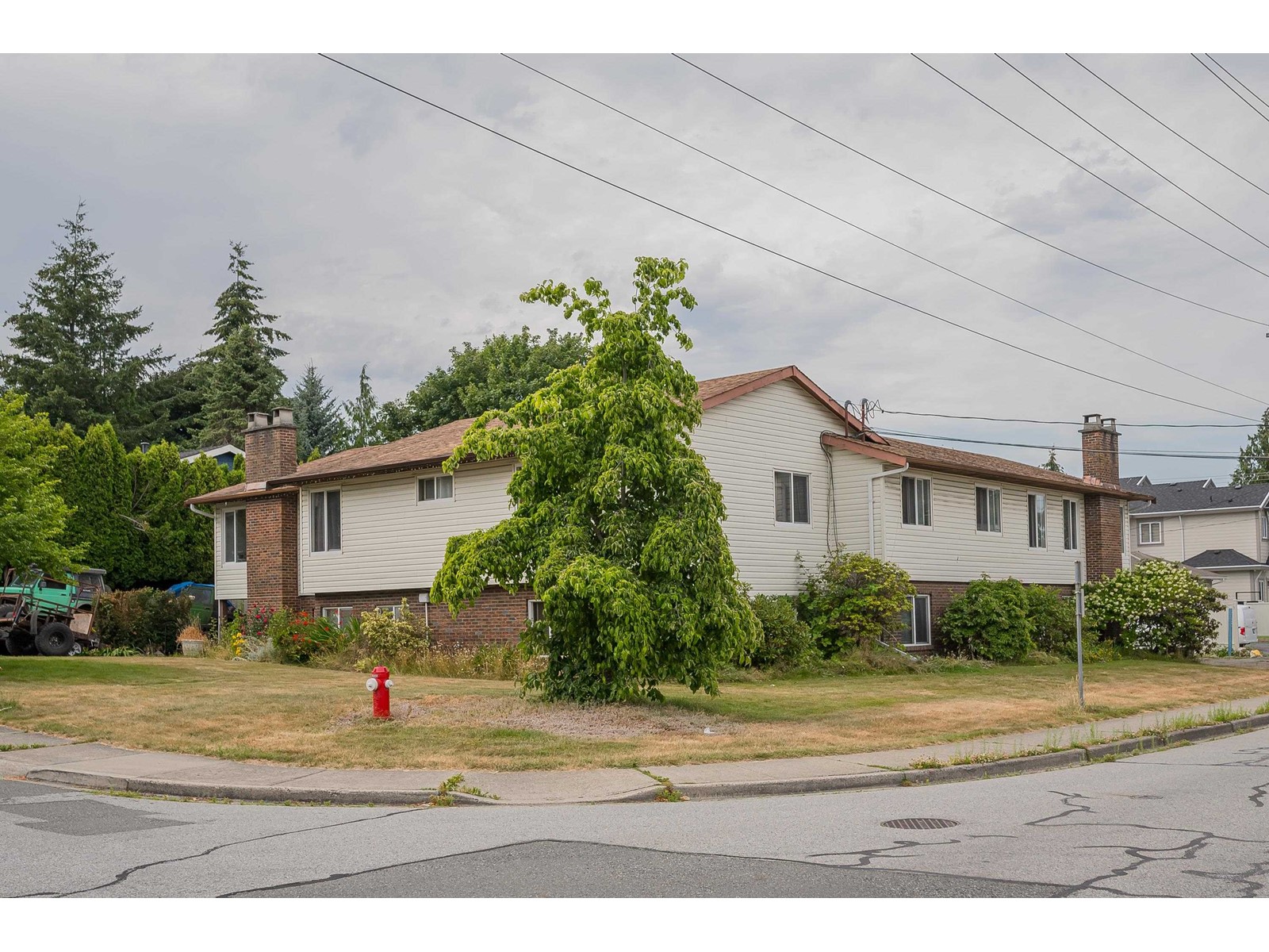 Property at 15589 17 AVENUE image 2