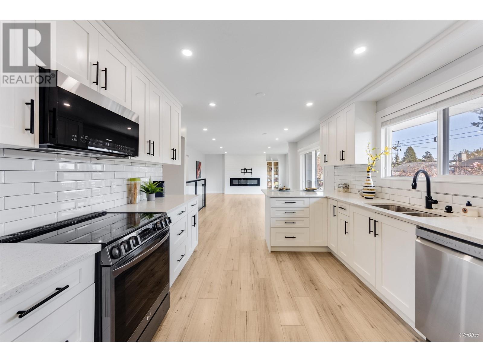 Property at 4725 45A AVENUE image 4