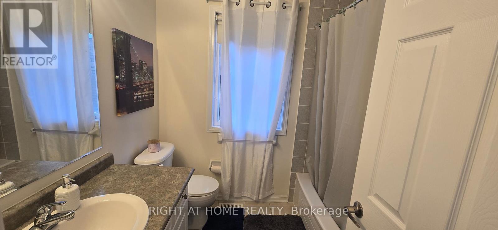(Main & 2nd Floor) - 211 Chilcott Crescent, Newmarket, Ontario  L3X 3G6 - Photo 12 - N12097407