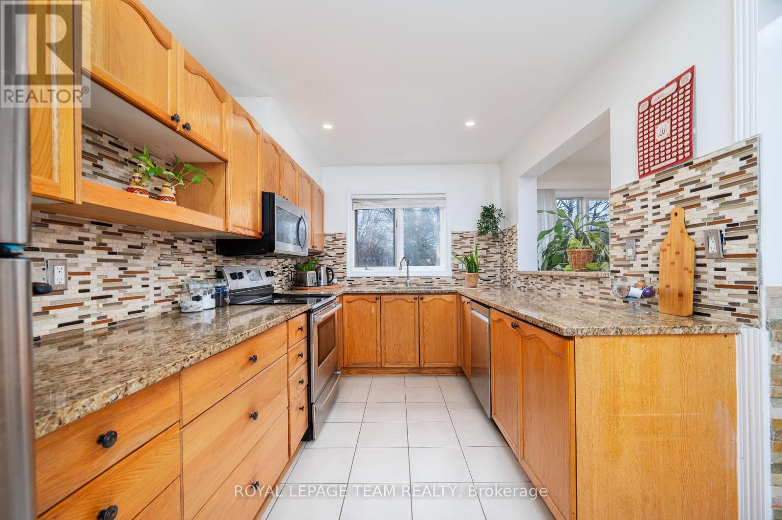 53 Havenhurst Crescent, Ottawa, Ontario  K1T 3E8 - Photo 12 - X12097454