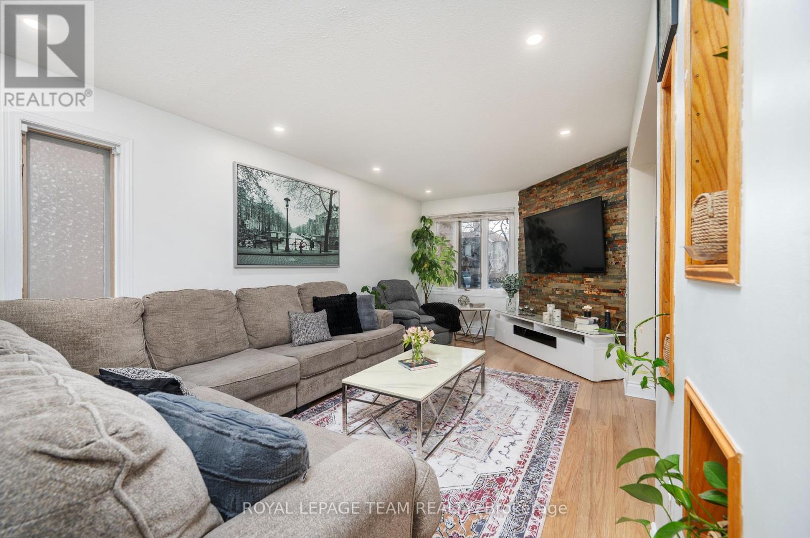 53 Havenhurst Crescent, Ottawa, Ontario  K1T 3E8 - Photo 6 - X12097454